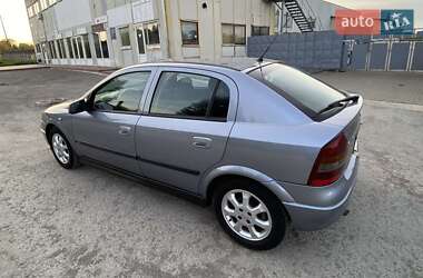Хэтчбек Opel Astra 2004 в 