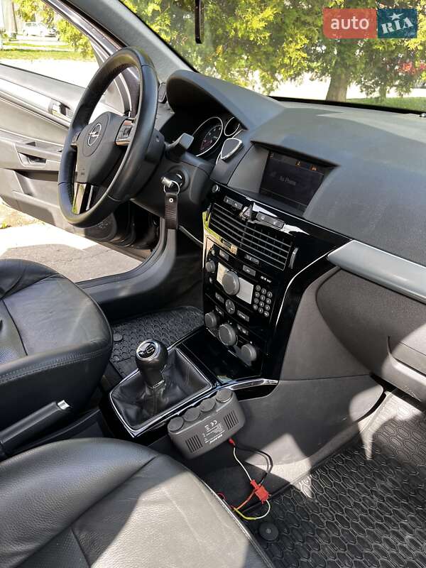 Універсал Opel Astra 2010 в Калуші