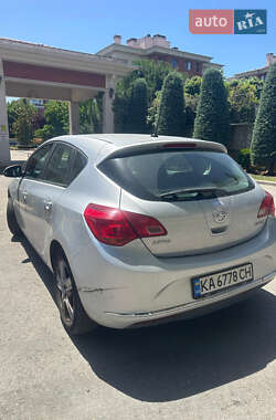 Хэтчбек Opel Astra 2013 в 