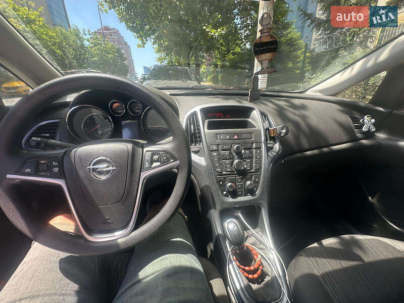 Хэтчбек Opel Astra 2013 в Львове
