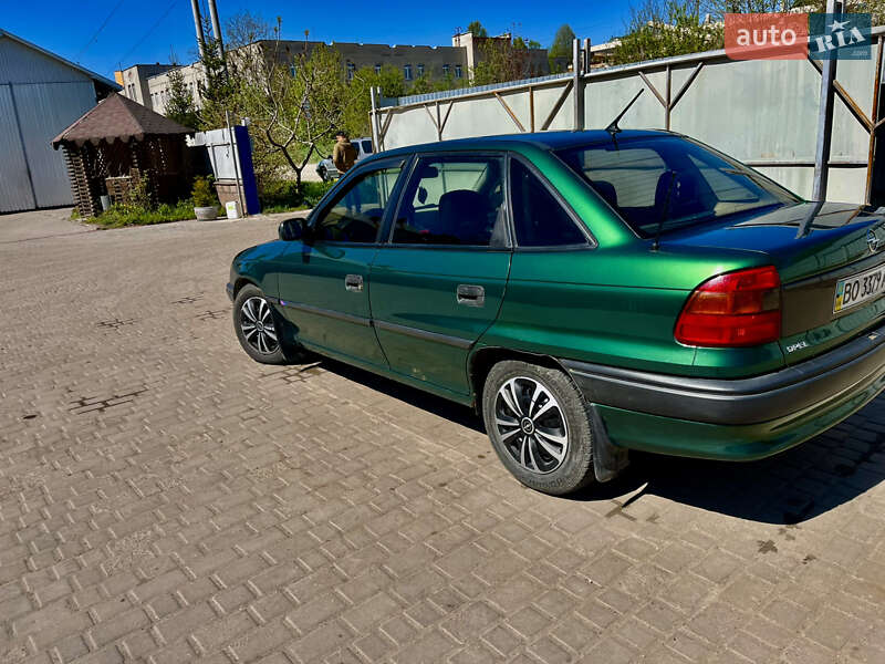 Седан Opel Astra 1996 в Тернополе