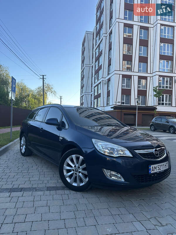 Універсал Opel Astra 2012 в Івано-Франківську