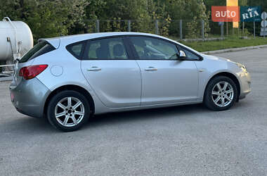 Хетчбек Opel Astra 2010 в 