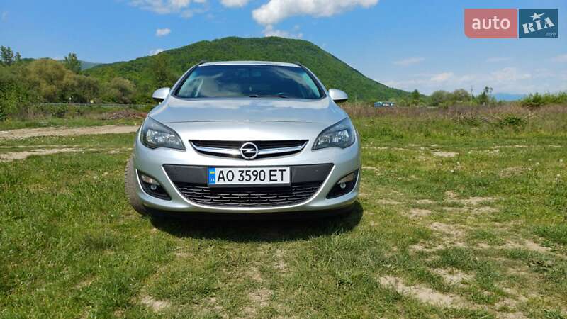 Универсал Opel Astra 2014 в Хусте
