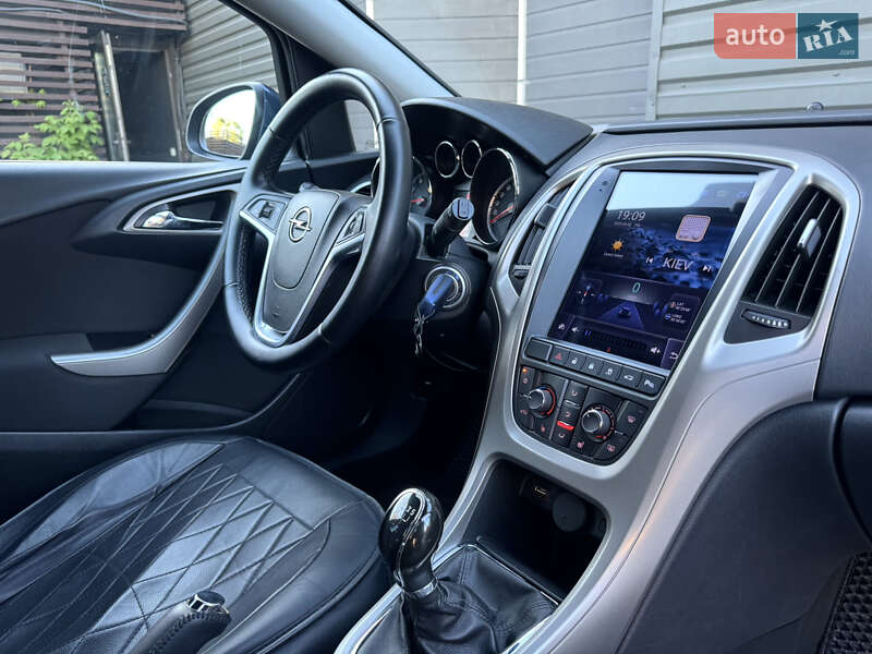 Універсал Opel Astra 2011 в Києві