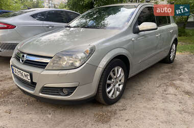 Хэтчбек Opel Astra 2004 в 