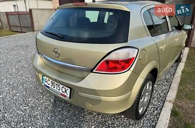 Хэтчбек Opel Astra 2005 в 