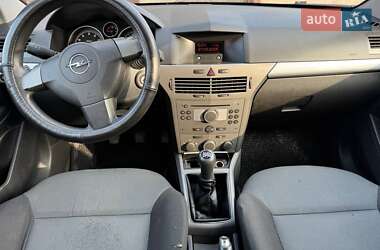 Хэтчбек Opel Astra 2005 в 