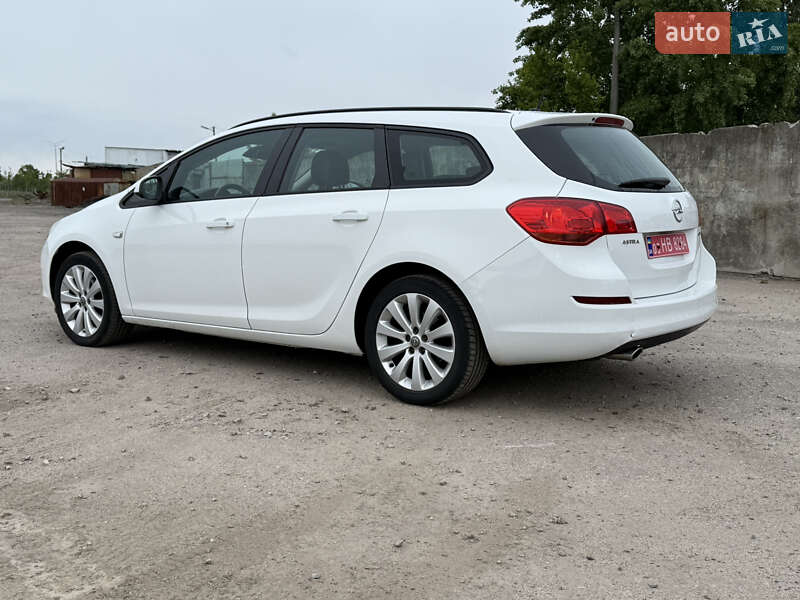 Універсал Opel Astra 2011 в Києві