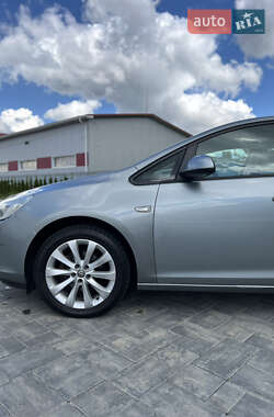 Хетчбек Opel Astra 2012 в 