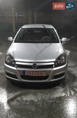 Хэтчбек Opel Astra 2005 в 