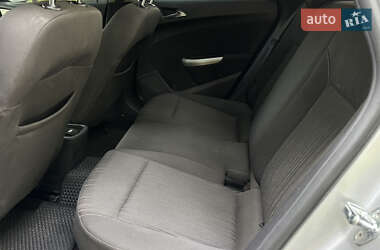 Универсал Opel Astra 2012 в 