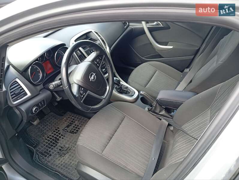 Універсал Opel Astra 2012 в Ковелі