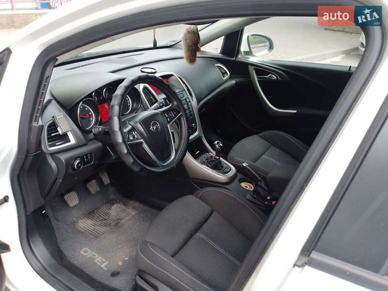 Універсал Opel Astra 2012 в Сумах