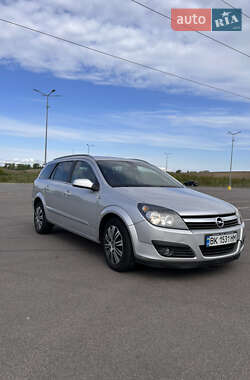 Універсал Opel Astra 2006 в Рівному