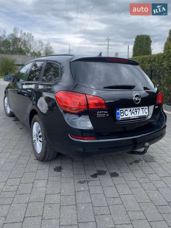 Универсал Opel Astra 2012 в Долине