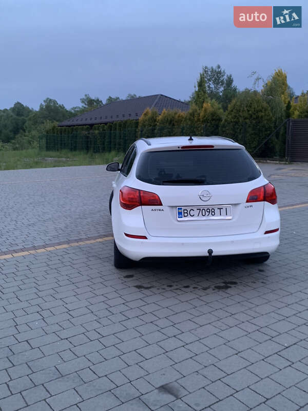 Универсал Opel Astra 2012 в Стрые