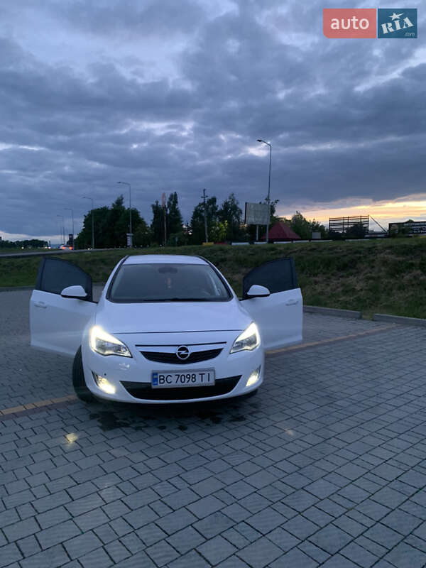 Универсал Opel Astra 2012 в Стрые
