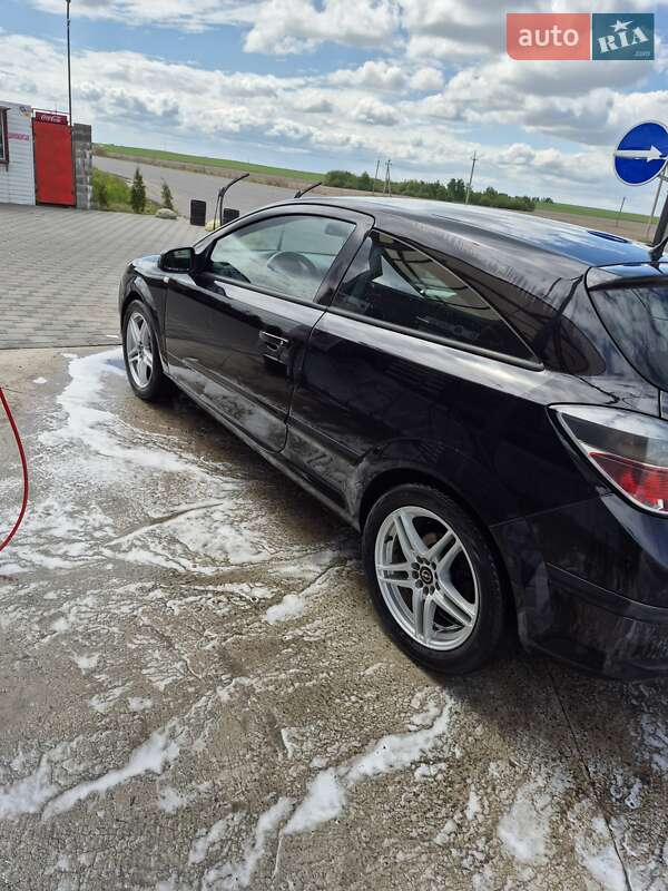 Купе Opel Astra 2005 в Дубровице