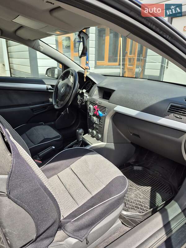 Купе Opel Astra 2005 в Дубровице