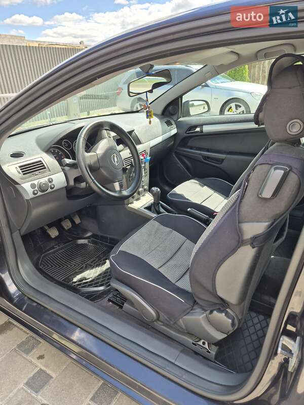 Купе Opel Astra 2005 в Дубровице