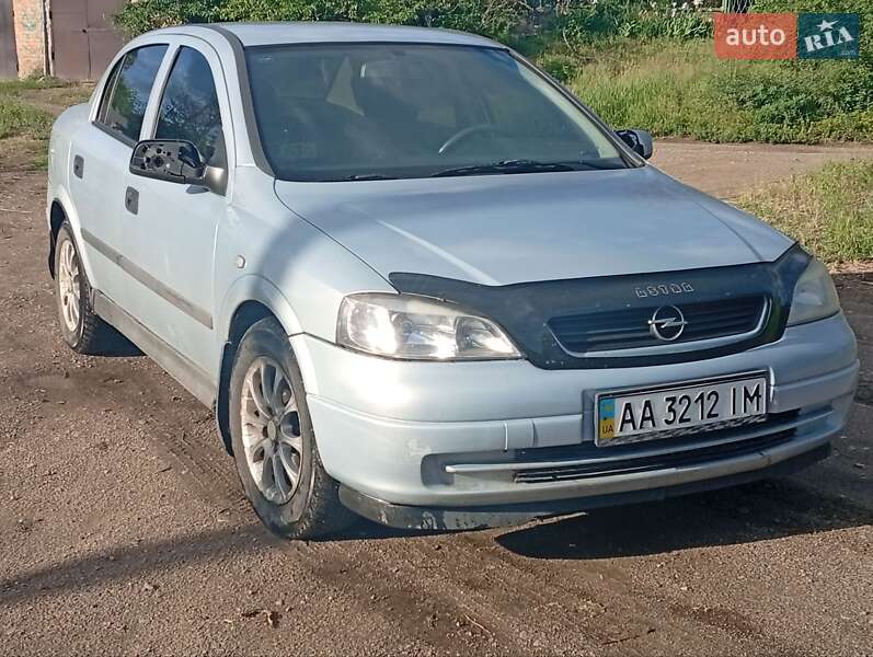 Седан Opel Astra 2004 в 