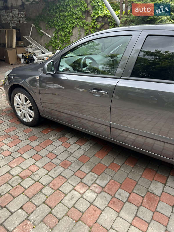 Седан Opel Astra 2011 в Виннице