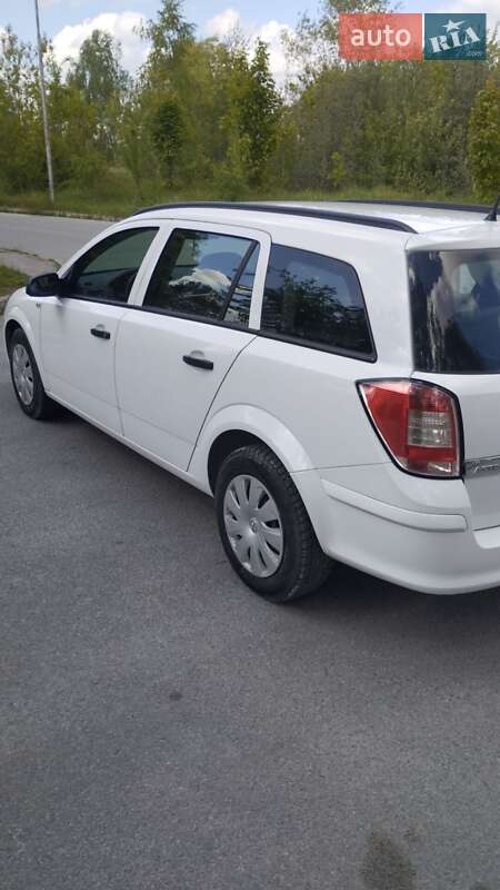 Універсал Opel Astra 2011 в Звягелі