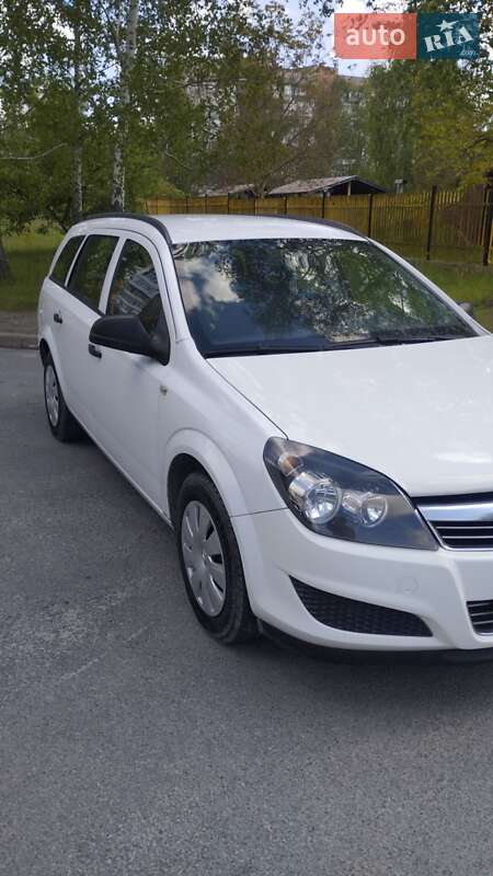 Універсал Opel Astra 2011 в Звягелі