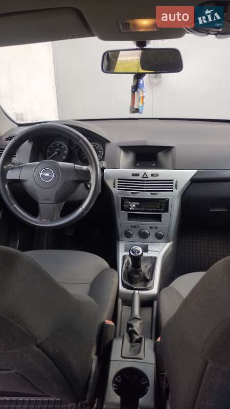 Універсал Opel Astra 2011 в Звягелі