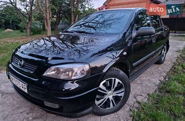 Седан Opel Astra 2008 в Ромнах