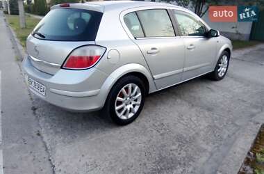 Хэтчбек Opel Astra 2005 в 