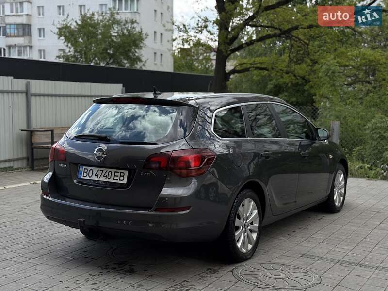 Універсал Opel Astra 2011 в Тернополі