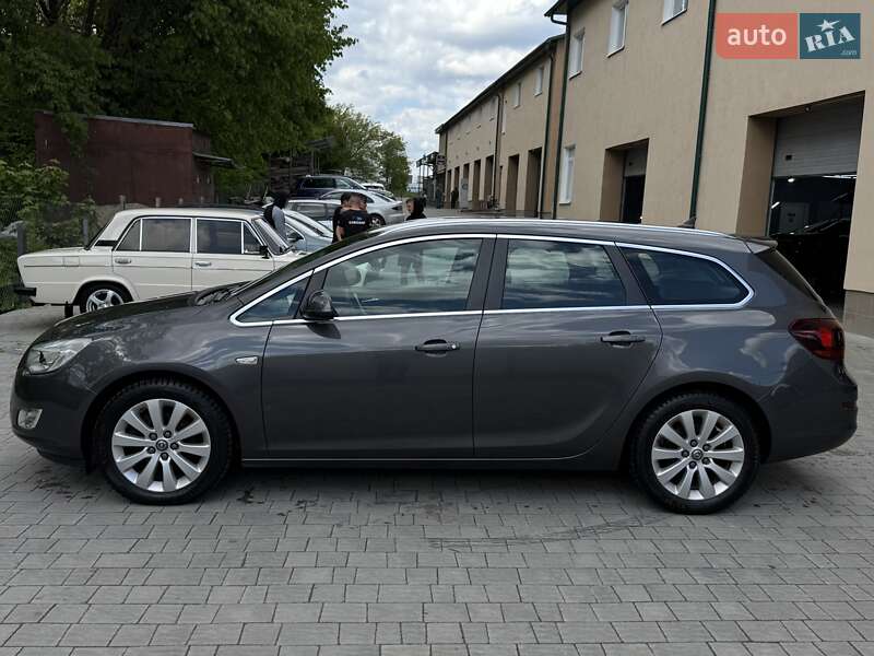 Універсал Opel Astra 2011 в Тернополі