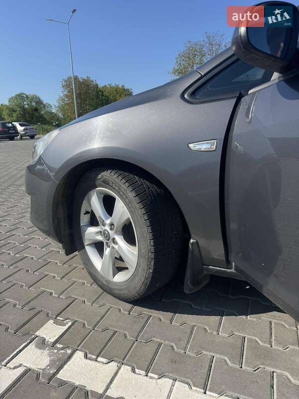 Универсал Opel Astra 2011 в Стрые