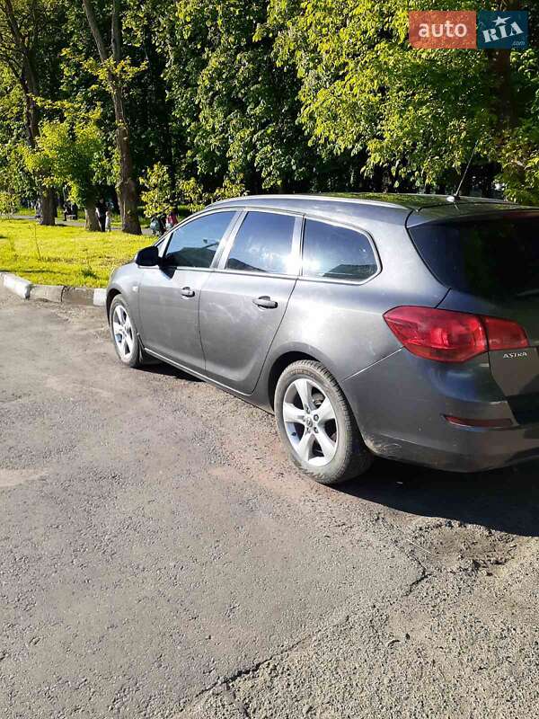 Универсал Opel Astra 2011 в Стрые