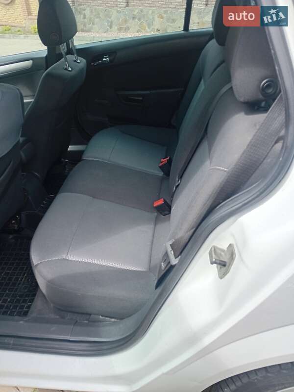 Универсал Opel Astra 2010 в Черновцах