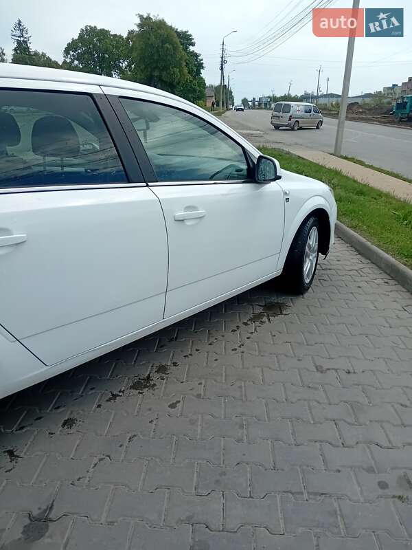 Универсал Opel Astra 2010 в Черновцах