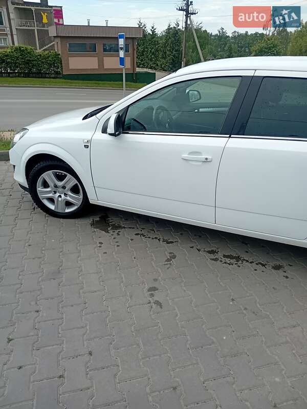 Универсал Opel Astra 2010 в Черновцах
