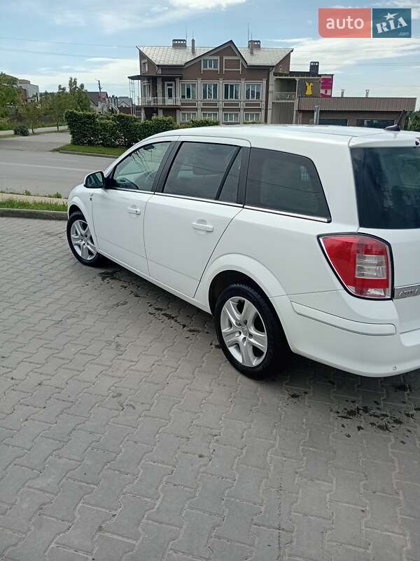 Универсал Opel Astra 2010 в Черновцах