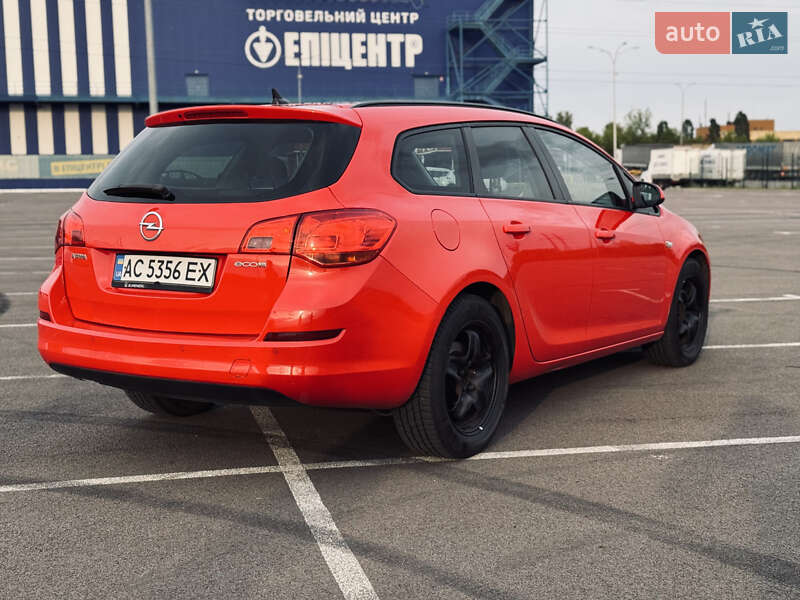 Універсал Opel Astra 2012 в Рівному