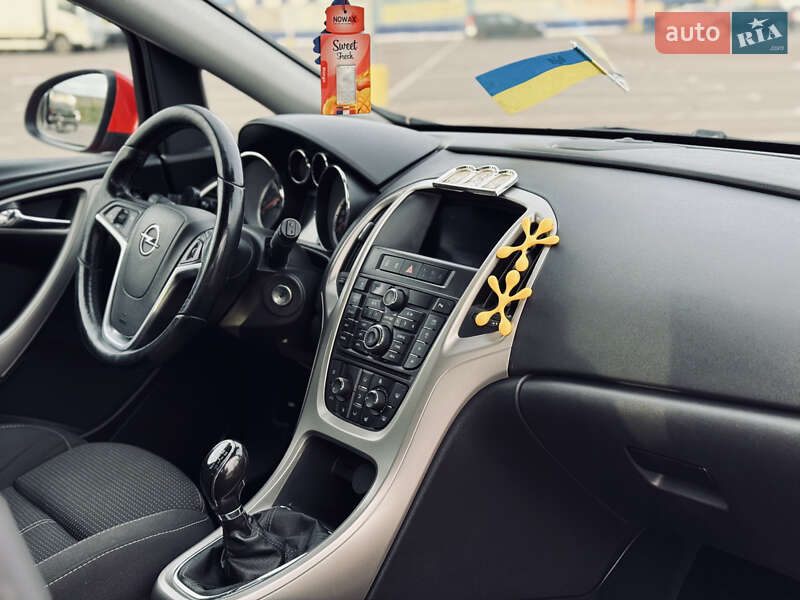 Універсал Opel Astra 2012 в Рівному