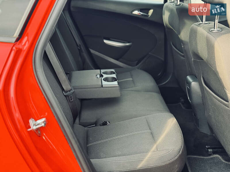 Універсал Opel Astra 2012 в Рівному