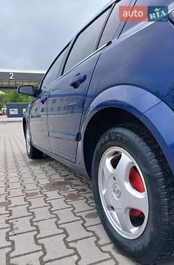 Хэтчбек Opel Astra 2005 в 