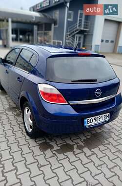 Хэтчбек Opel Astra 2005 в 
