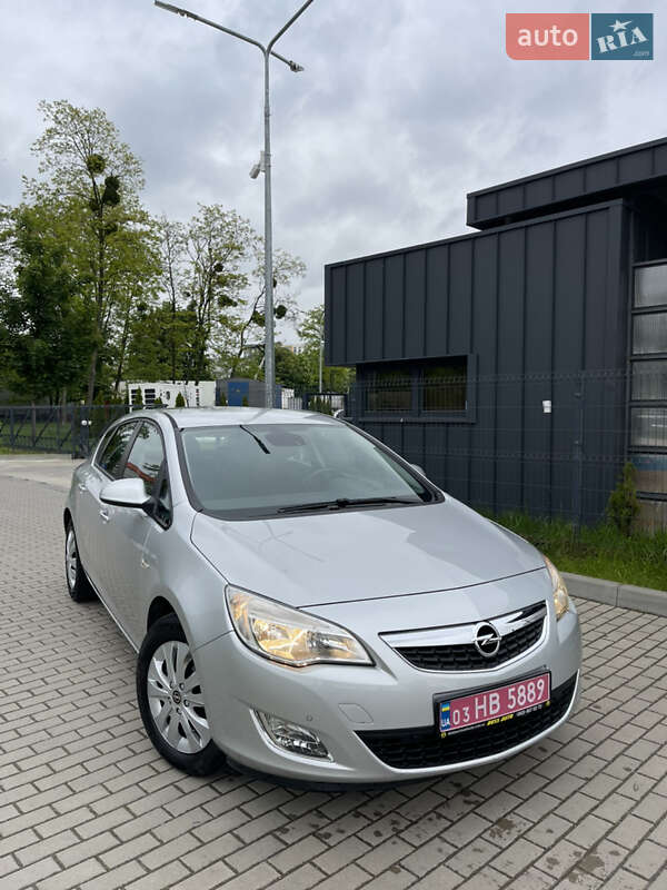 Хэтчбек Opel Astra 2010 в 