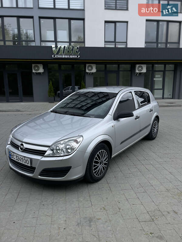 Хетчбек Opel Astra 2004 в Новояворівську