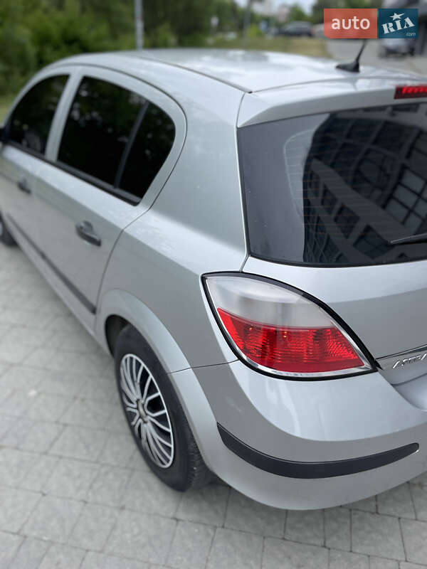 Хетчбек Opel Astra 2004 в Новояворівську
