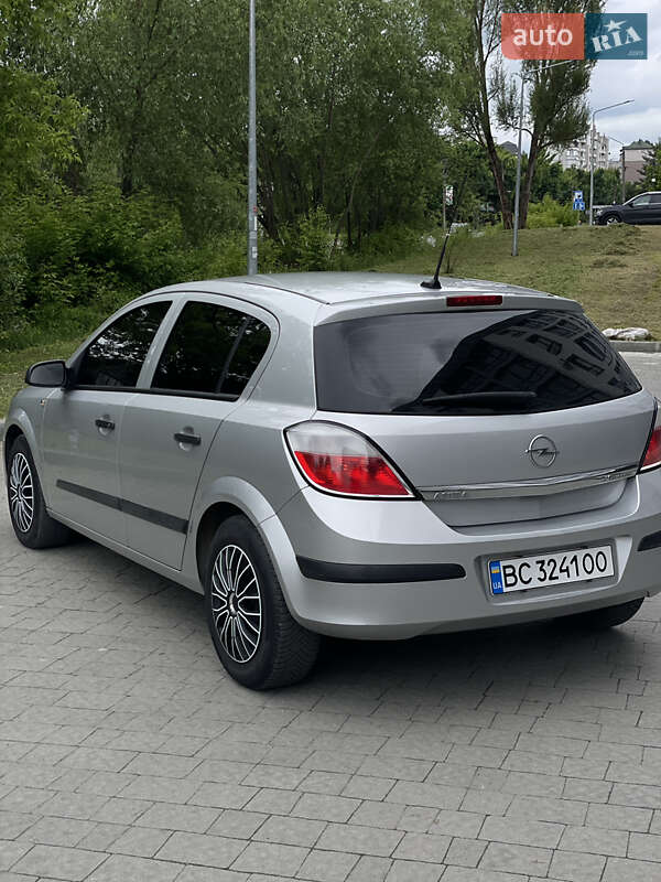 Хетчбек Opel Astra 2004 в Новояворівську
