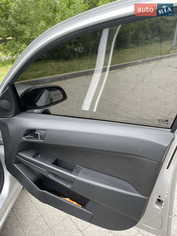 Хетчбек Opel Astra 2004 в Новояворівську